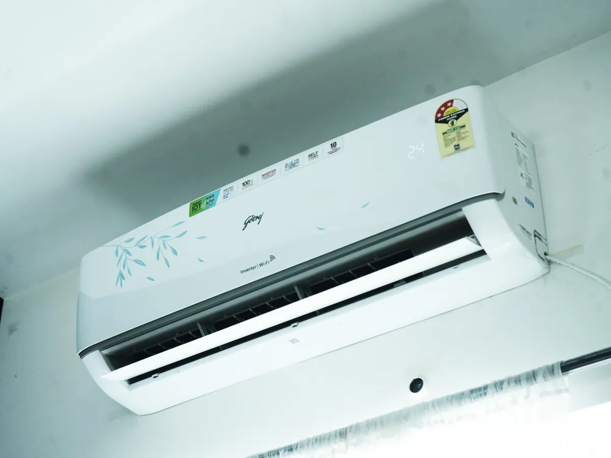 A wall-mounted split air conditioner set to 24 degrees.